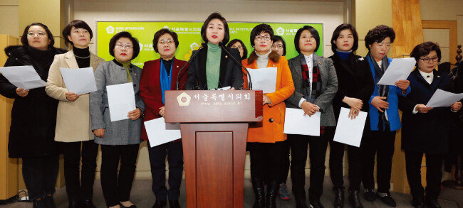 규영(마이크 앞에 선 이) 서울시의회 부의장 등 더불어민주당 전국여성지방의원협의회 회원들이 2월 1일 오후 서울시의회에서 서지현 검사를 응원하는 ‘미투 지지 기자회견’을 열고 있다. [뉴시스]