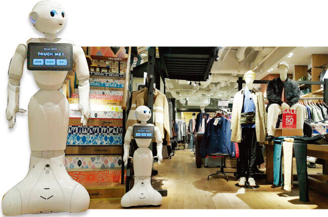 일본 도쿄 하라주쿠에 위치한 의류 브랜드 ‘니코앤드’에서 손님을 맞고 있는 AI 로봇 페퍼. [김범석 기자]