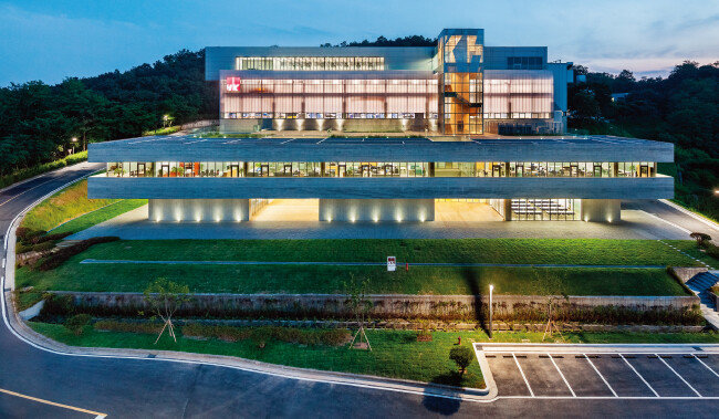 야트막한 언덕에 세워진 에이치케이(HK) 도약관의 야경.