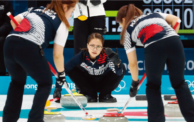 2월 21일 러시아와 예선 8차전 경기를 치르고 있는 컬링 여자 국가대표팀 선수들. [뉴스1]