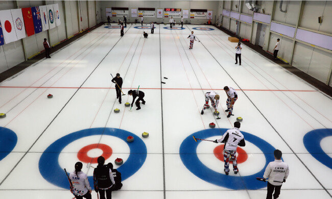 경북 의성군 경북컬링훈련원에서 컬링 경기를 하는 모습. [사진 제공 · 의성군청]