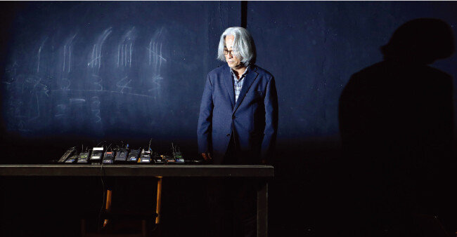 ‘성추행 및 성폭행 논란’에 휩싸인 이윤택 전 연희단거리패 예술감독이 2월 19일  서울 종로구 30스튜디오에서 관련 기자회견을 하고 있다. [뉴시스]