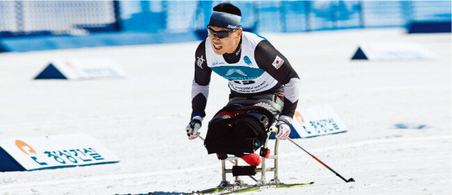 지난해 3월 강원 평창에서 열린 ‘2017 세계장애인노르딕스키월드컵’에서 신의현 선수가 질주하고 있다. [뉴스1]