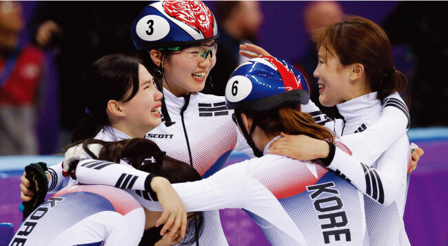 2월 20일 쇼트트랙 3000m 여자계주 금메달이 확정된 뒤 기뻐하는 국가대표 여자선수들.