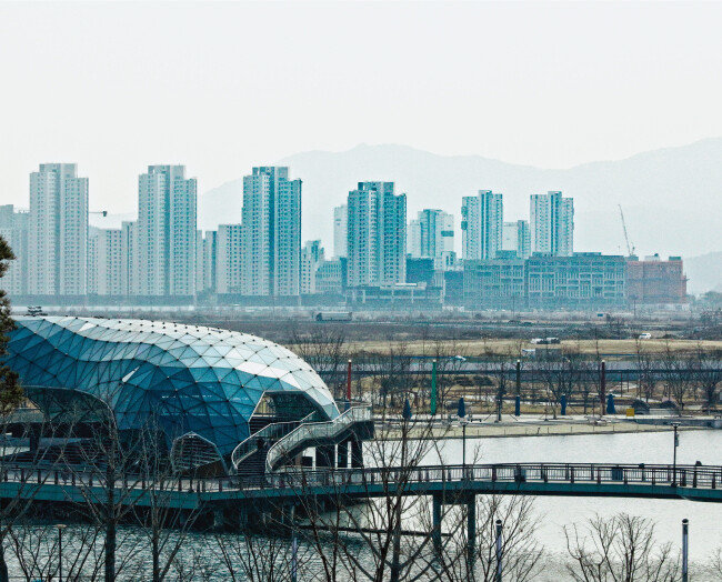 금강 이남 세종시 대평동, 보람동, 소담동 등 3생활권은 현재 ‘세종의 강남’으로 불리며 개발 사업이 한창 진행 중이다. 세종호수공원 너머 3생활권 아파트 단지가 눈에 띈다. [박해윤 기자]