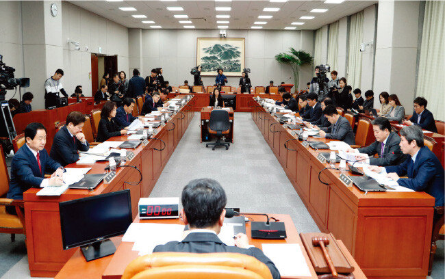 국회 헌법개정 및 정치개혁 특별위원회는 2월 19일 오후 전체회의를 열어 6·13 전국동시지방선거에 적용될 광역의원 정수 및 선거구 문제 등을 재논의했다. [동아DB]