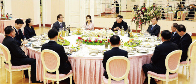 김정은 북한 국무위원회 위원장과 대북특사단이 3월 5일 저녁 평양 조선노동당 본관에서 만찬을 하고 있다. [사진 제공·청와대]