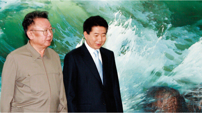 2007년 10월 3일 평양 백화원 영빈관에서 2차 남북정상회담을 마친 당시 노무현 대통령(오른쪽)과 김정일 국방위원장. [뉴시스]