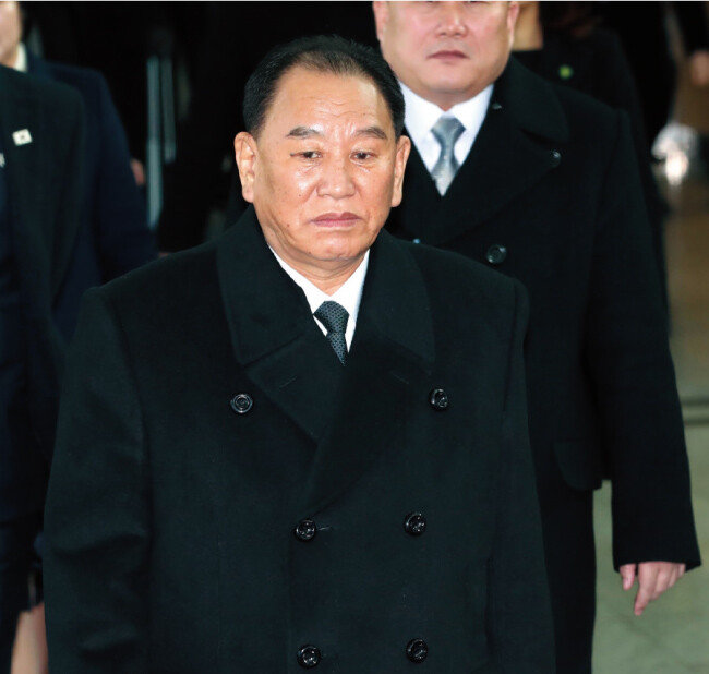 김영철 북한 조선노동당 중앙위원회 부위원장(통일선전부장)이 2월 25일 오전 경기 파주시 도라산 남북출입사무소를 통해 입경하고 있다. [뉴시스]