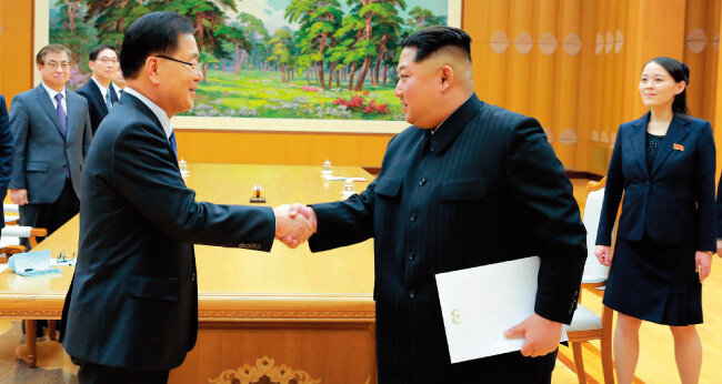 정의용 수석대북특사(국가안보실장)가 3월 5일 오후 평양에서 김정은 국무위원회 위원장을 만나 악수하고 있다. 김 위원장 뒤에 여동생 김여정이 서 있다. [뉴시스]