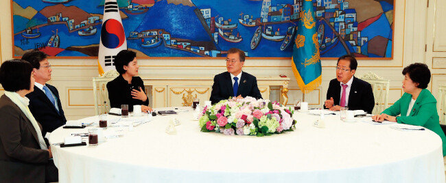 문재인 대통령(가운데)이 3월 7일 청와대 본관에서 여야 5당 대표와 오찬회동을 하고 있다. 대북 특별사절단의 방북 결과를 설명한 이날 회동에는 정의당 이정미 대표와 바른미래당 유승민 공동대표, 더불어민주당 추미애 대표, 자유한국당 홍준표 대표, 민주평화당 조배숙 대표(왼쪽부터)가 참석했다. [청와대사진기자단]