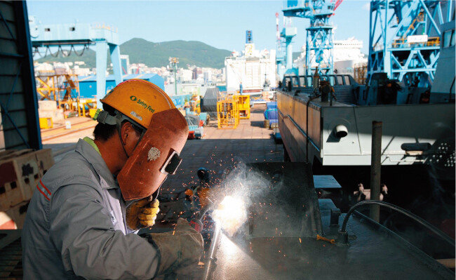 조선소의 한 용접공. 근로시간 단축으로 생산직 근로자의 근로시간이 줄어들 전망이다. [동아DB]