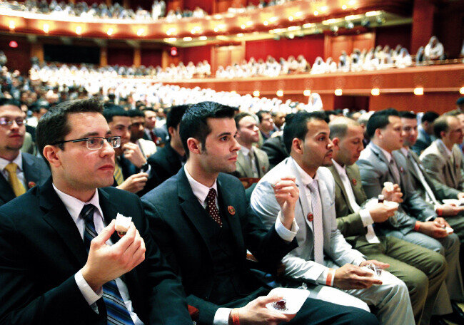 미국 뉴욕권 하나님의 교회 신도들이 유월절 떡과 포도주를 먹고 마시며 성찬식에 참여하고 있다.