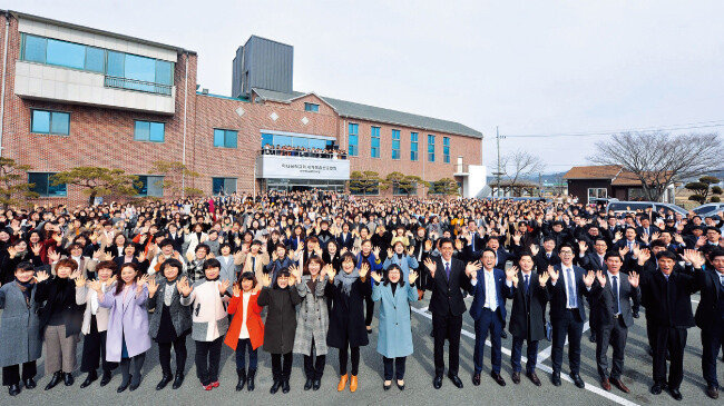 2월 경주현곡 하나님의 교회 헌당식에 참석한 신자들이 밝게 웃고 있다.