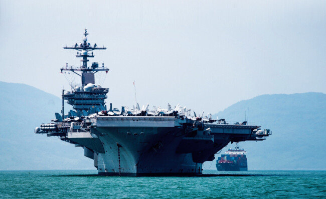 미 해군 칼빈슨호 항공모함 전단이 43년 만에 베트남 다낭항에 기항하고 있다. [미해군]