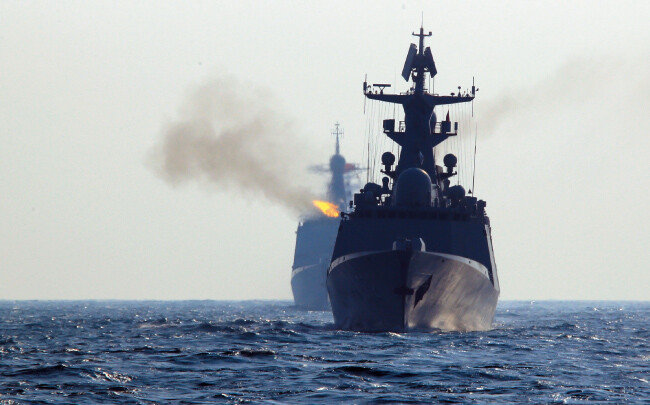 중국 인민해방군 함정들이 남중국해에서 실탄 사격훈련을 실시하고 있다. [중국 군망]