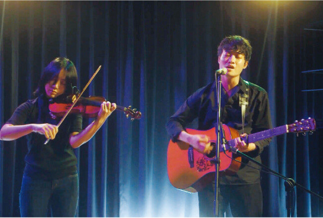 강태구(오른쪽)의 라이브 공연. [출처 · 유튜브 온스테이지 캡처]