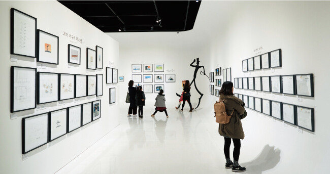 2월 10일 문을 연 서울 용산구 아이파크몰 테마파크 6층 ‘팝콘D스퀘어’. 대원뮤지엄에서 열리고 있는 ‘세계명작극장전’을 관람하는 사람들. [홍중식 기자]