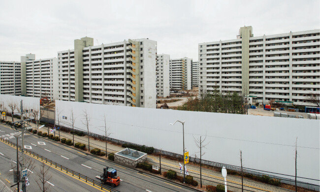 재건축을 앞두고 이주를 완료한 서울 강남구 일원동 개포주공8단지 아파트. 주변에 공사 가림막이 설치돼 있다. [홍태식 기자]