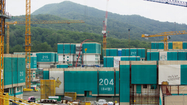 내년 2월 입주를 앞두고 공사가 한창인 래미안블레스티지 건설 현장. [조영철 기자]