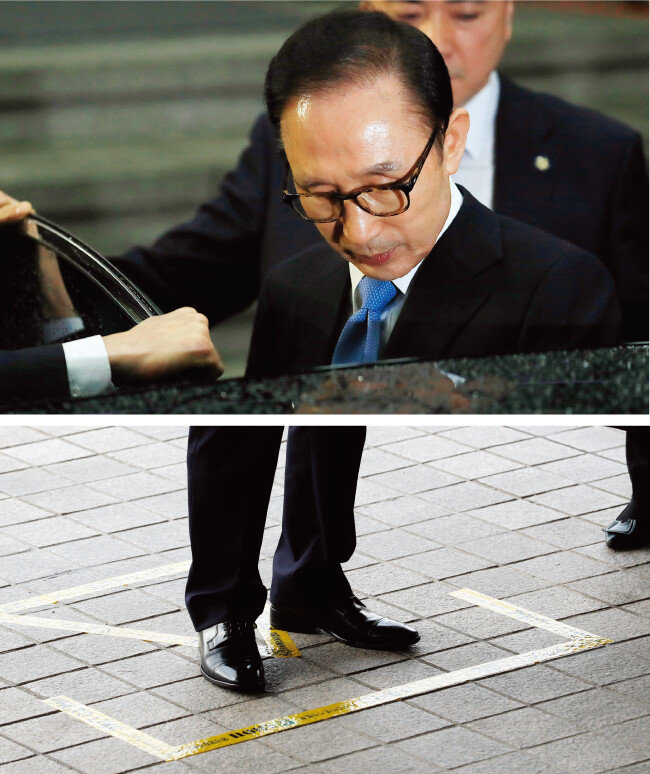 이명박 전 대통령이 3월 15일 오전 피의자 신분으로 조사를 마치고 서울중앙지방검찰청을 나서고 있다.(위) 이 전 대통령은 역대 4번째로 검찰 포토라인에 선 대통령이 됐다. [동아일보 출판국 사진팀  ·  사진공동취재단]