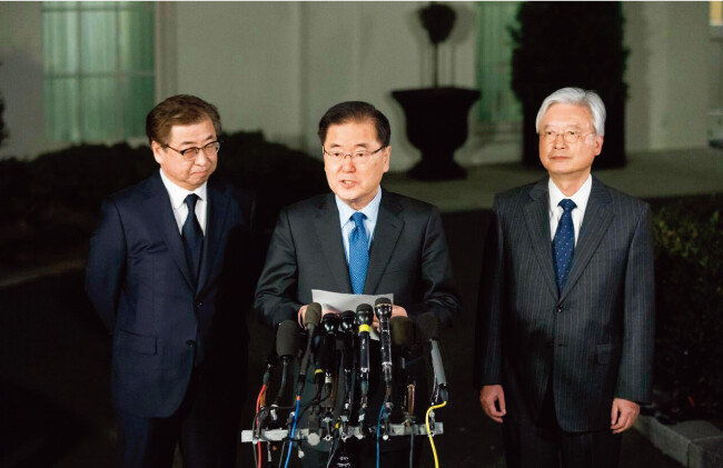 정의용 대북특별사절단 수석특사(가운데)가 3월 8일 오후 백악관 웨스트 윙 앞에서 도널드 트럼트 미국 대통령과 면담한 결과를 발표하고 있다. [사진 제공·청와대]