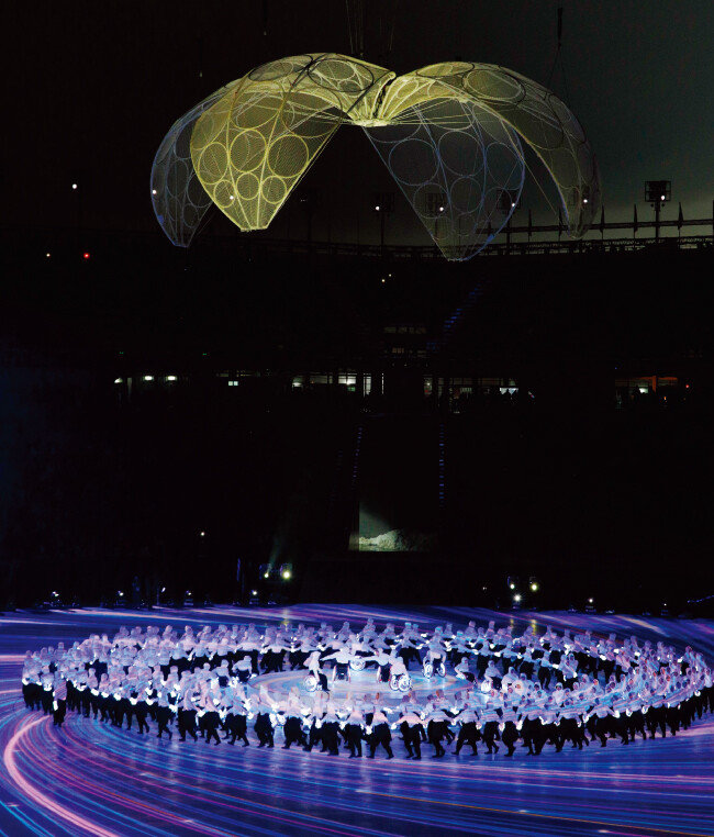 월 9일 오후 강원 평창올림픽스타디움에서 열린 개회식에서 무용수들이 축하 공연을 펼치고 있다. [박해윤 기자]