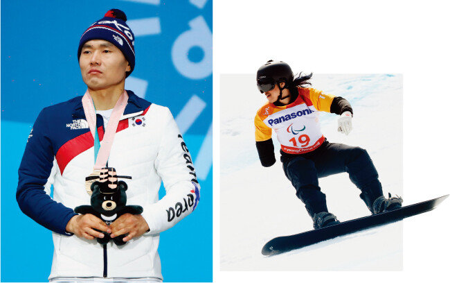 3월 11일 크로스컨트리 장거리 15km 남자 좌식 부문에서 3위를 한 신의현 선수가 동메달을 목에 걸고 태극기를 바라보고 있다.(왼쪽) 3월 12일 강원 정선 알파인경기장에서 열린 스노보드 크로스 남자 상지장애 부문에 출전한 박항승 선수가 질주하고 있다. [뉴시스]
