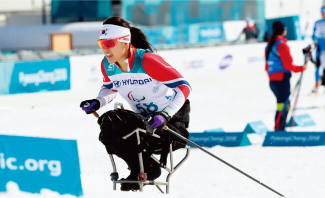 3월 14일 열린 크로스컨트리 스프린트 1.1km 여자 좌식 부문 예선에서 서보라미 선수가 경기를 펼치고 있다. [뉴스1]