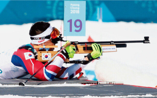 신의현 선수가 3월 10일 바이애슬론 스프린트 7.5km 남자 좌식 부문에 츨전해 신중하게 사격을 하고 있다. [뉴시스]