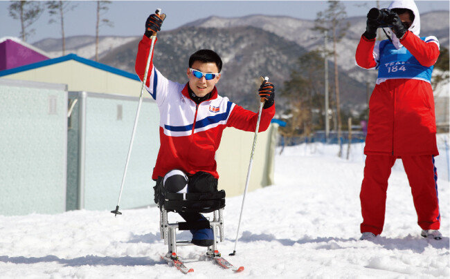 동계패럴림픽에 첫 출전한 북한 김정현 선수가 훈련 중 취재진의 요청에 손을 들어 보이고 있다. [뉴시스]