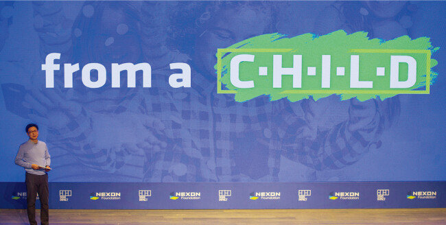 넥슨재단 김정욱 이사장이 재단 슬로건인 ‘from a C·H·I·L·D’의 의미를 설명하고 있다.