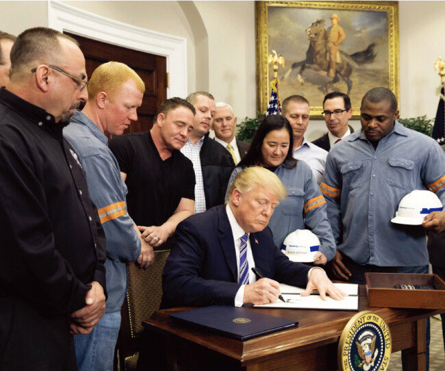도널드 트럼프 미국 대통령이 외국산 철강과 알루미늄에 대한 관세 부과 행정명령에 서명하는 모습. [백악관]