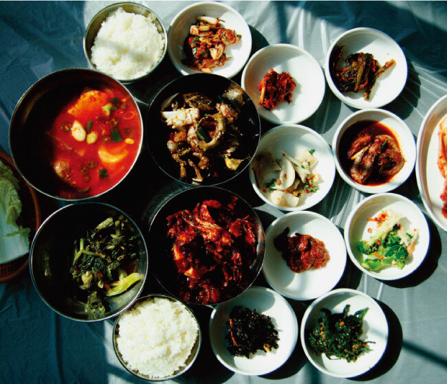 흰쌀밥과 생선이나 해물로 끓인 시원한 국물이 함께 나오는 게장백반 한 상.