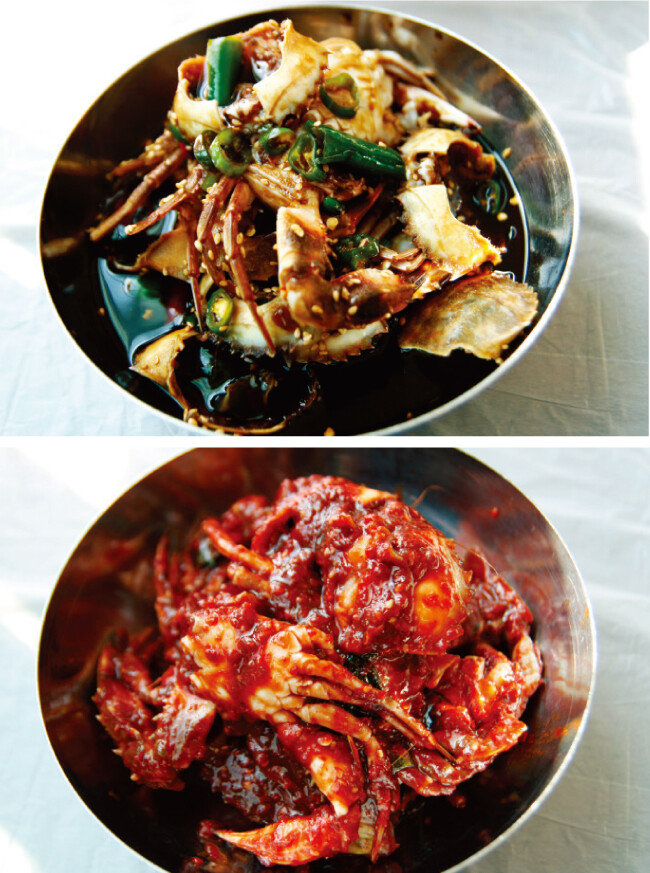 게장백반을 주문하면 나오는 간장게장(위)과 양념게장. 