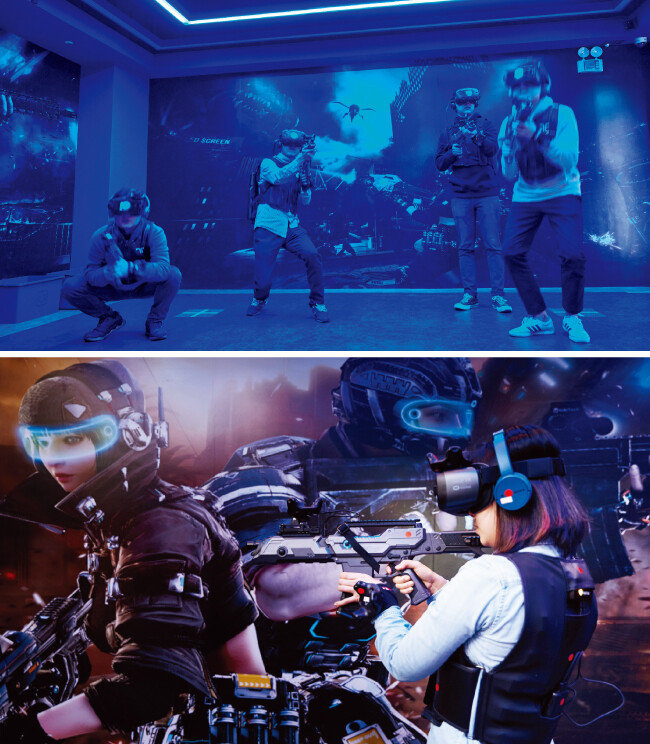 ‘스페셜 포스 VR : UNIVERSAL WAR’를 체험하고 있는 사람들. 최대 8명까지 함께 게임을 즐길 수 있다(위). 기자가 ‘스페셜 포스 VR : UNIVERSAL WAR’를 체험하고 있는 모습. [홍중식 기자]