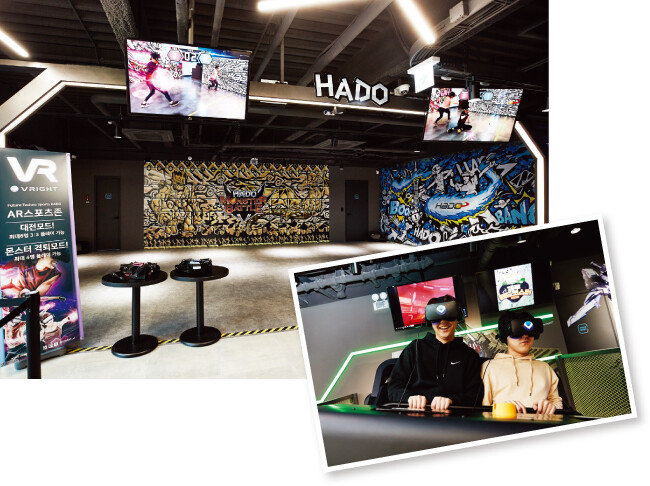 AR 스포츠 하도(HADO)를 즐길 수 있는 공간.(위) ‘다이나믹 시어터’ 콘텐츠를 즐기는 사람들. [홍중식 기자]