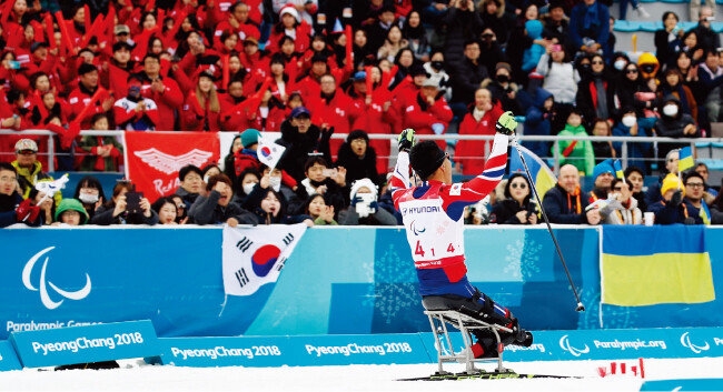  마지막 출전 종목인 크로스컨트리 계주 경기를 마치고 관중의 환호에 화답하고 있는 신의현. 