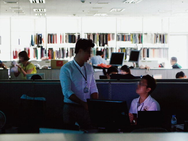 일부 중소기업은 모집공고와는 다른 업무까지 시키곤 해 직원들은 어쩔 수 없이 야근을 할 때가 있다. [동아DB]