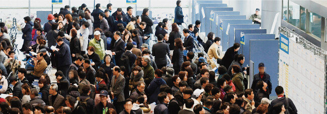 3월 19일 경기 성남시청에서 열린 ‘2018 희망취업박람회’에 참가한 구직자들. [뉴시스]