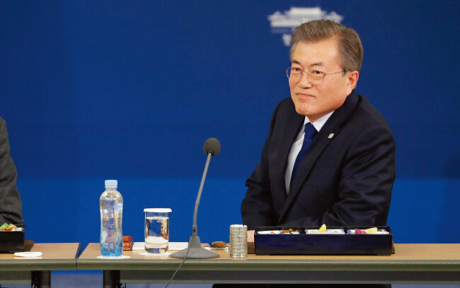 문재인 대통령이 1월 30일 오후 청와대 영빈관에서 열린 장·차관 워크숍에서 참석자들과 도시락으로 만찬을 하고 있다. [사진 제공·청와대]