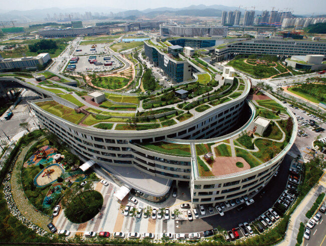 세종시 전경. 청와대는 헌법 개정 때 수도 규정을 신설함으로써 서울 이외 지역으로 수도를 옮길 수 있는 헌법적 근거를 만들려 하고 있다. [동아DB]