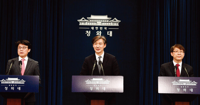 조국 대통령비서실 민정수석(가운데)이 3월 20일 청와대 춘추관에서 문재인 대통령이 발의한 개헌안을 설명하고 있다.  왼쪽부터 진성준 정무기획비서관, 조 수석, 김형연 법무비서관. [청와대사진기자단]