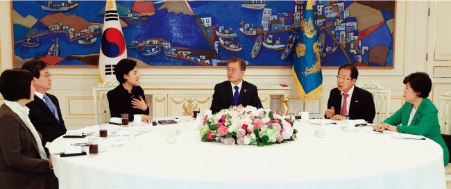 문재인 대통령이 3월 7일 청와대 본관에서 여야 5당 대표와 오찬회동을 갖고 있다. 대북특사단의 방북 결과를 설명한 이날 회동에는 정의당 이정미 대표, 바른미래당 유승민 공동대표, 더불어민주당 추미애 대표, 자유한국당 홍준표 대표, 민주평화당 조배숙 대표(왼쪽부터)가 참석했다. [청와대사진기자단]