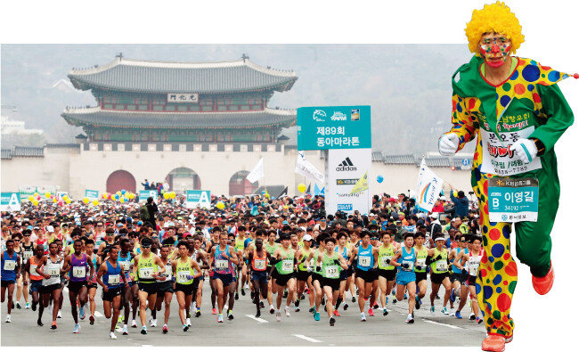 3월 18일 열린 2018 서울국제마라톤 겸 제89회 동아마라톤대회.(왼쪽) 피에로 복장으로 마라톤에 참가한 선수.