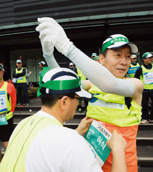 달릴 준비를 하고 있는 허식 농협중앙회 부회장. [조영철 기자]