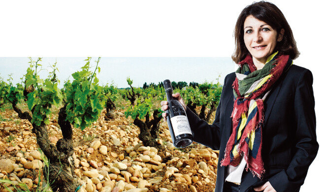 도멘 드 라 자나스의 돌투성이 포도밭과 늙은 그르나슈 나무들. 자나스의 오너이자 와인메이커 이자벨 사봉(왼쪽부터).
[사진 제공 · CSR와인㈜]