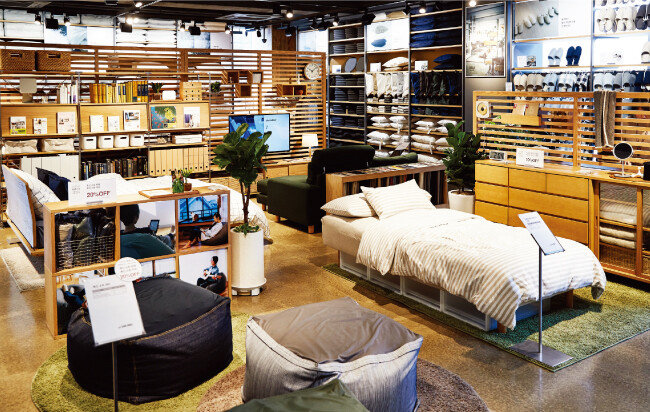 ‘무인양품’에서는 의식주와 관련한 거의 모든 제품을 살 수 있다. [홍중식 기자]