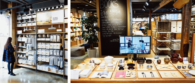 ‘무인양품’ 신촌점은 각 층마다 다양한 볼거리와 즐길 거리가 가득하다. 책을 구매할 수 있는 ‘무지북스’와 개성 있는 스탬프를 이용할 수 있는 ‘스탬프존’이 있다. 이외에도 ‘자수공방’에서 자수 서비스를 받거나 ‘커피스탠드’에서 커피를 마실 수도 있다. [홍중식 기자]