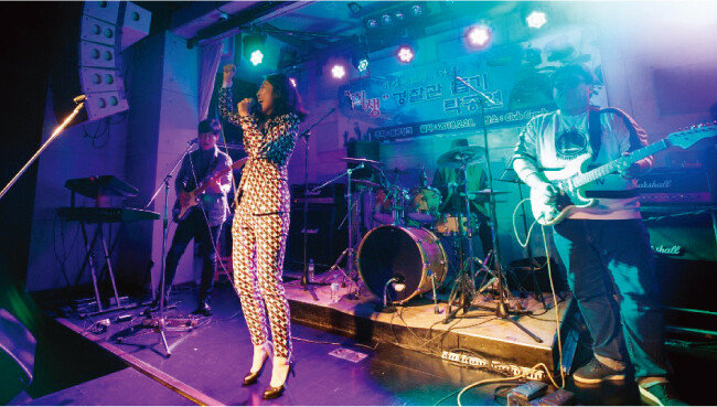 2월 28일 서울 홍대 앞 클럽에서 열린 ‘희생 경찰관 돕기’ 자선공연.